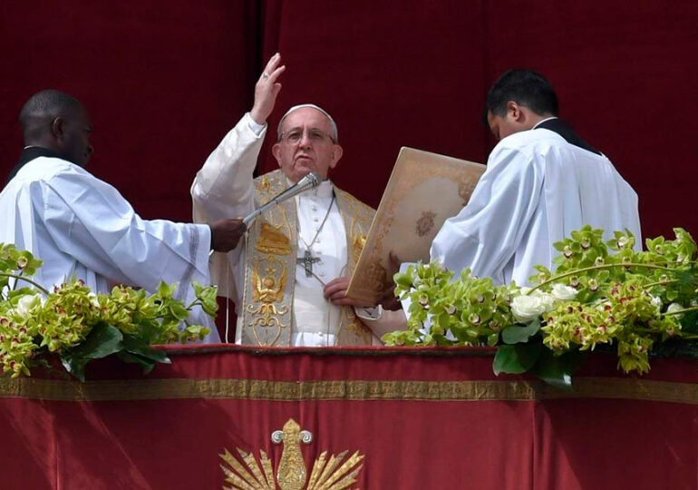 Papa abençoa o mundo em comovente cerimônia numa Roma deserta