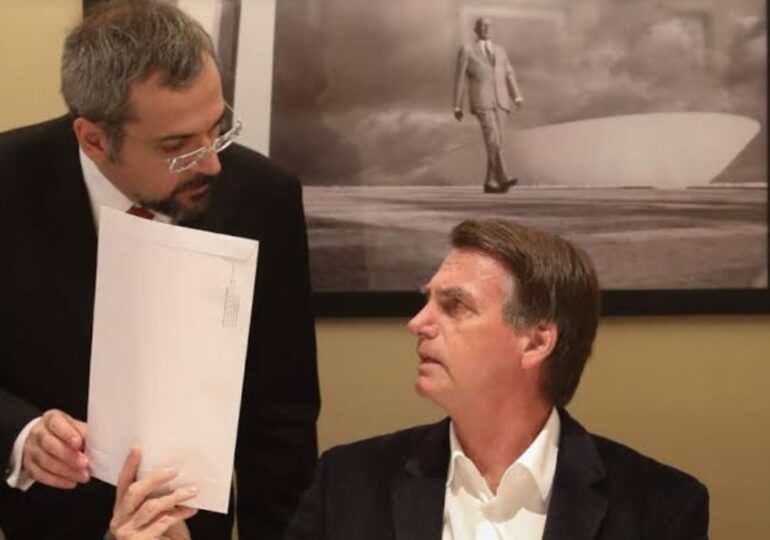 Cientistas, filósofos e sociólogos de todo o mundo repudiam Bolsonaro