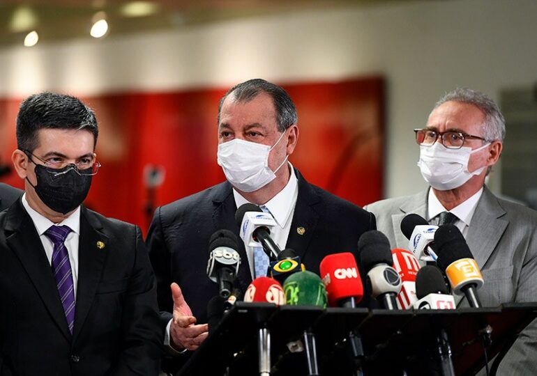 Senadores reagem a subserviência de Aras a Bolsonaro