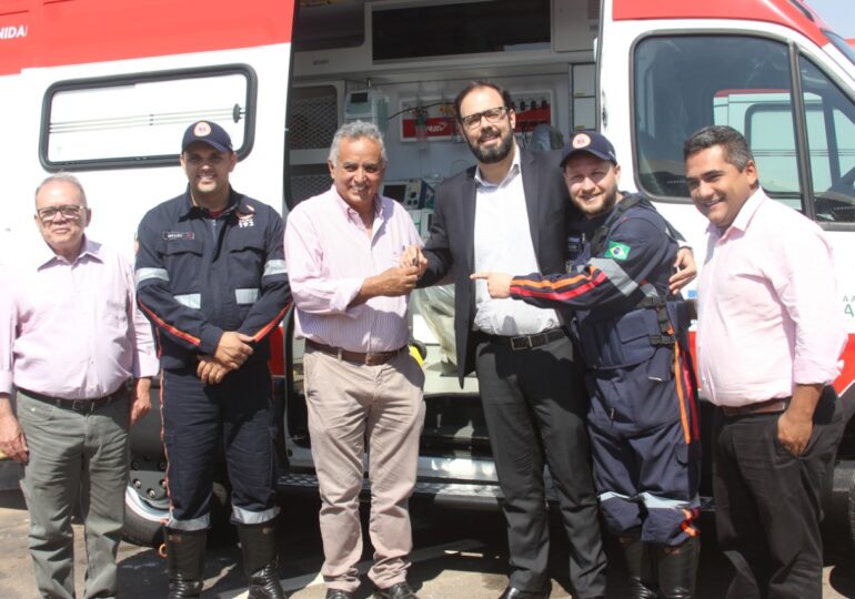 Divino Lemes entrega nova ambulância para o Samu em Senador Canedo