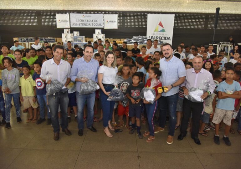 Gustavo e Mayara distribuem mais de 1000 kits de uniforme em Aparecida