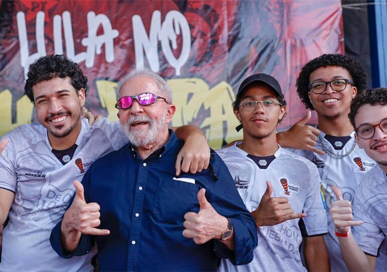 Lula diz que jovens precisam de título de eleitor na mão, e não de um fuzil para mudar o país para melhor