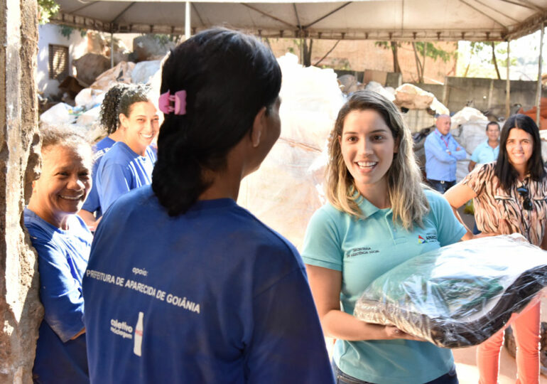 Mulheres de cooperativa de reciclagem de Aparecida ganham cobertores e agasalhos