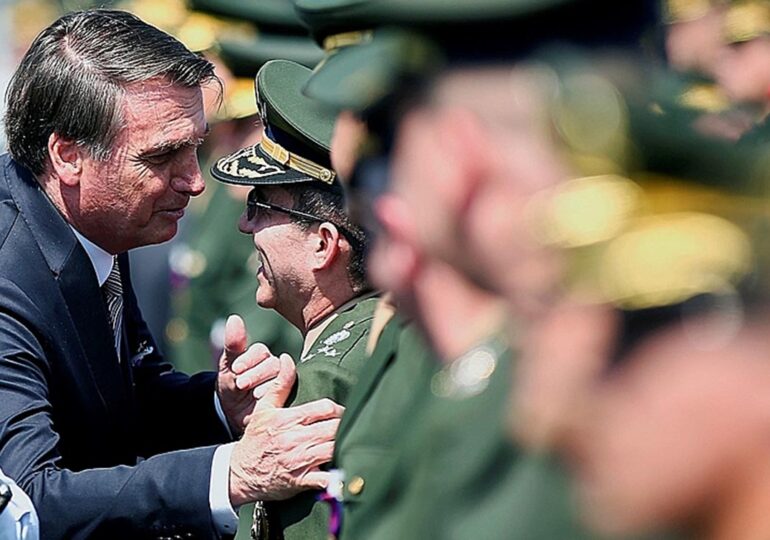 Elias revela novos supersalários de militares no governo Bolsonaro de mais de R$ 800 mil