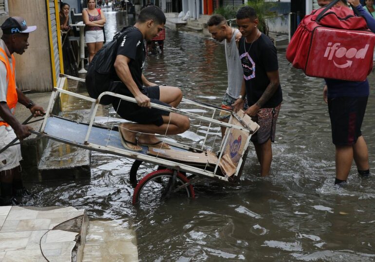 Chuvas no RJ deixam 15 mortos