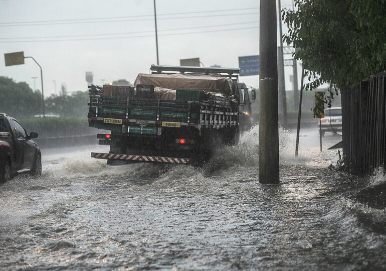 "Temos que pensar em outras formas de combater enchente em São Paulo’, diz geógrafo