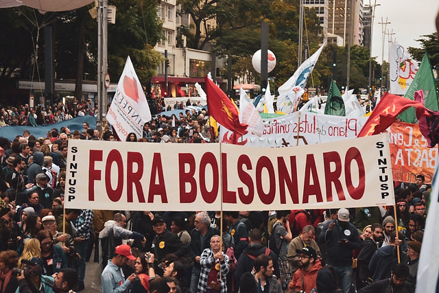 Estudantes e ativistas sociais vão às ruas e pedem Fora Bolsonaro
