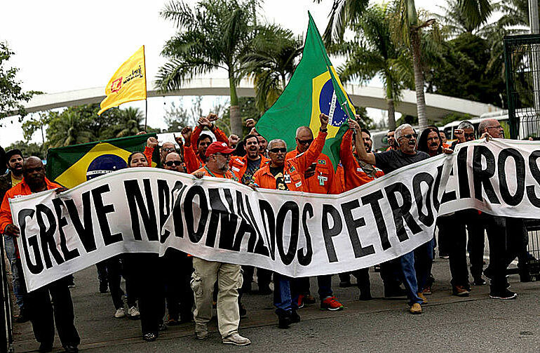 Caminhoneiros declaram apoio à greve dos petroleiros e anunciam paralisação