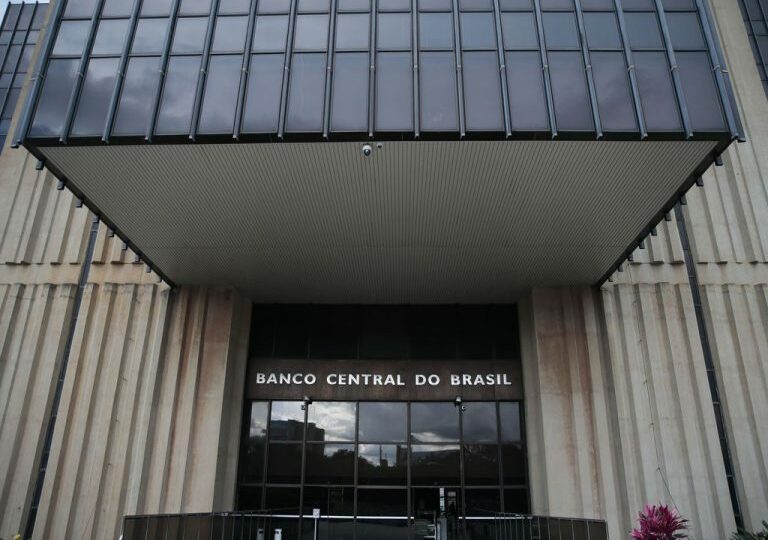 Bolsonaro veta destinação de R$ 9 bilhões oriundos de fundo extinto do Banco Central para combate à pandemia