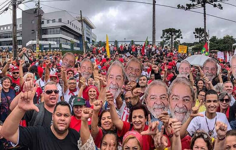 Lula, em artigo na Folha: "Já venceram a eleição, mas sigo preso para não organizar o povo"