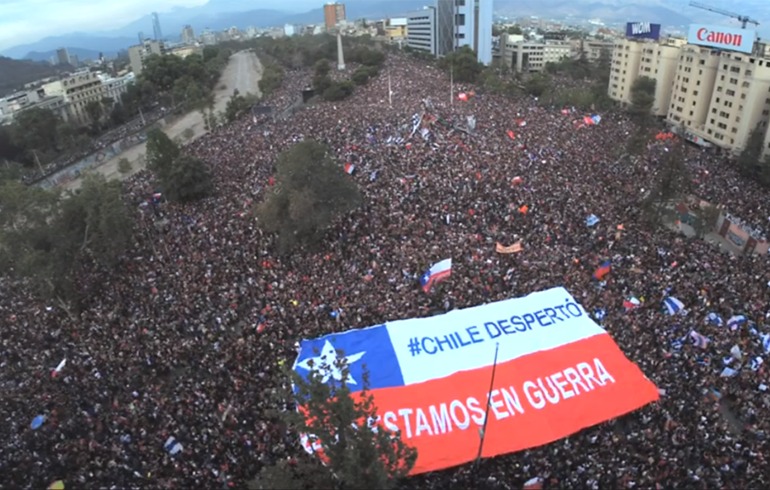 Chilenos realizam maior marcha contra Piñera: 820 mil pessoas se reúnem em Santiago