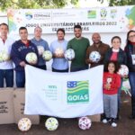 Marden Júnior recebe do governo bolas para os 300 alunos das escolinhas de futebol de Trindade