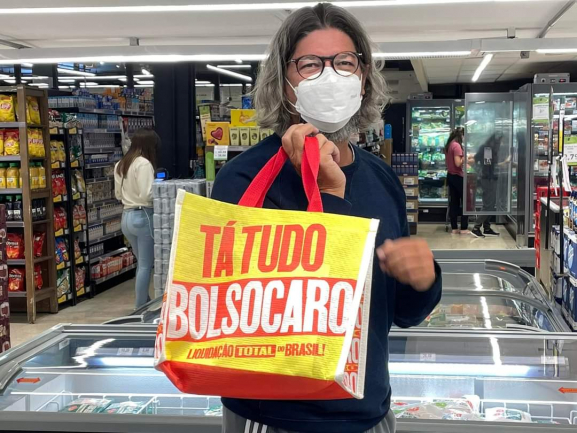 #Tá Bolsocaro" nos muros, sacolas e supermercados viraliza nas redes sociais