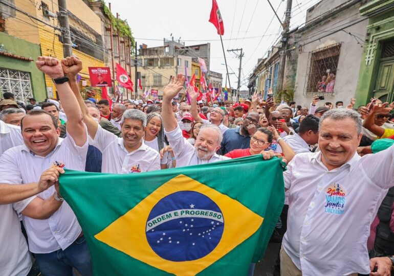 Lula leva milhares às ruas em Salvador no dia da Independência da Bahia