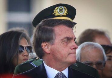PF pede passaporte de Bolsonaro e prende ex-assessores