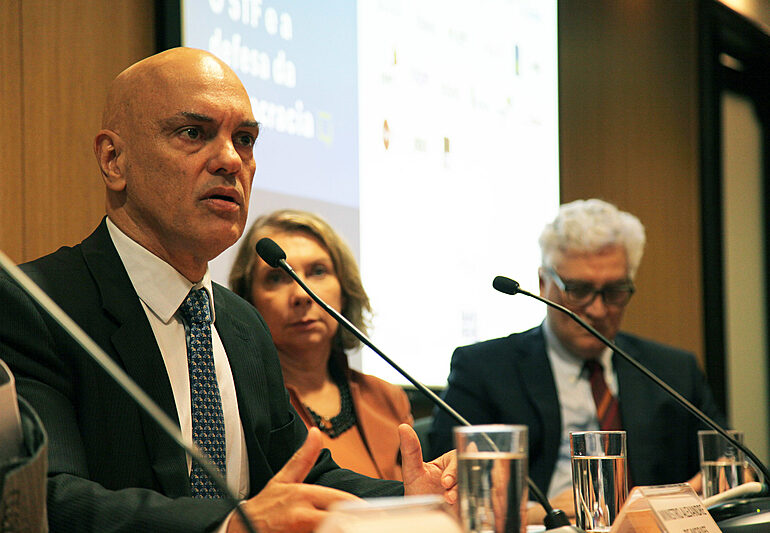 Moraes reabre suspeita sobre relatórios da Abin para defesa de Flávio arquivada pela PGR por  Aras