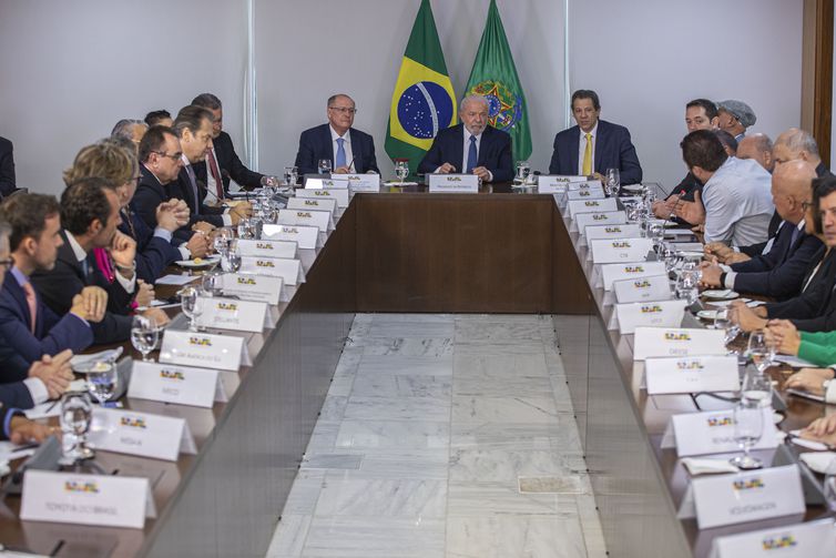 Governo Lula anuncia redução de até 10,8% no preço de carros novos