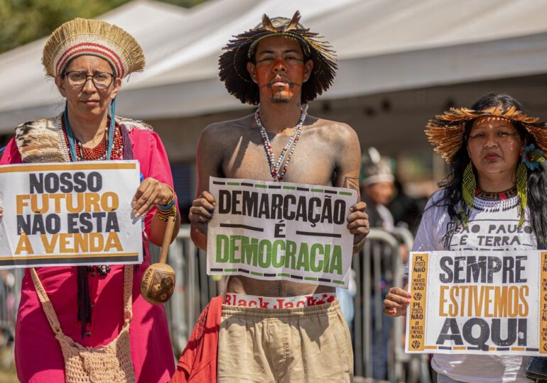 Povos indígenas marcham em Brasília contra votação do marco temporal no Senado