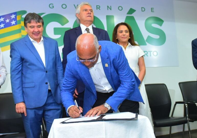 Prefeito Rogério Cruz e governador Ronaldo Caiado assinam adesão ao Plano Brasil Sem Fome com ministro Wellington Dias