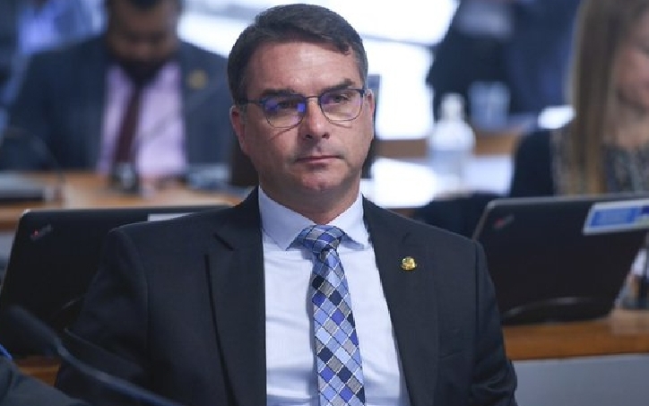 Ex-sócio diz que Flávio Bolsonaro recebeu R$ 619 mil  em dinheiro