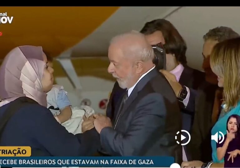 Vídeo: Lula recebe repatriados de Gaza