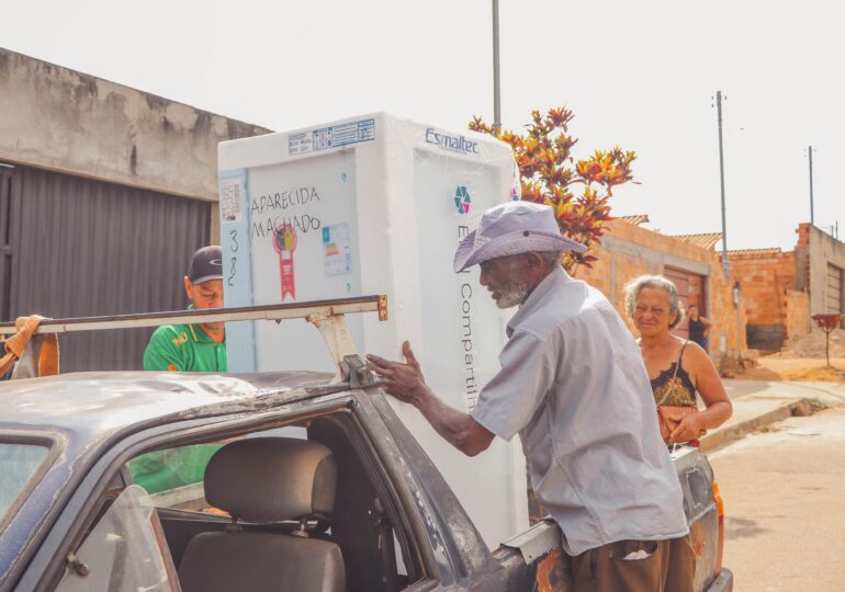 Prefeitura de Senador Canedo entrega refrigeradores em ação social