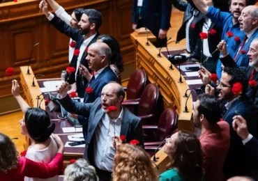 Fascistas portugueses do Chega abandonam Parlamento durante homenagem aos 50 anos da Revolução dos Cravos