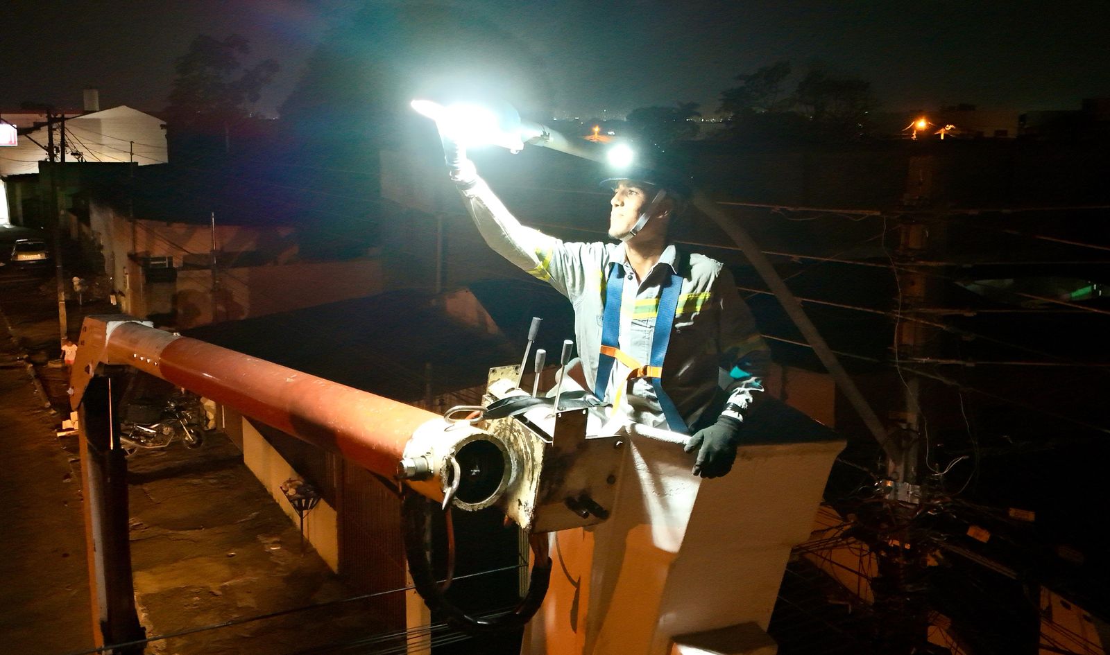 Prefeitura de Aparecida inicia serviço de melhoria da iluminação ...